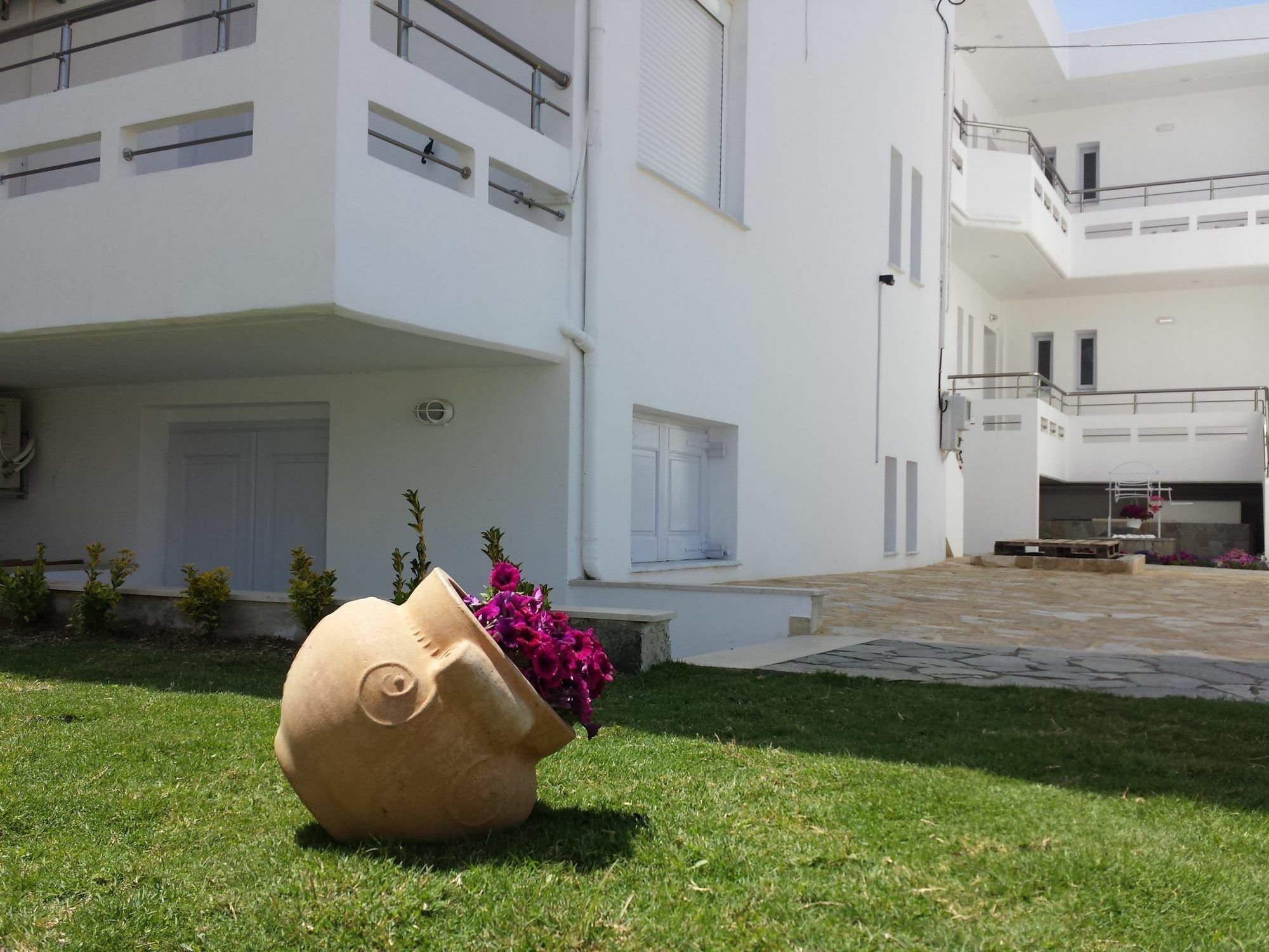 Crown Apartment *